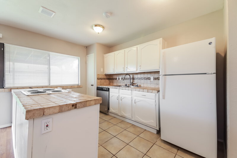 2,115/Mo, 6702 Blackberry Dr Arlington, TX 76016 Kitchen View