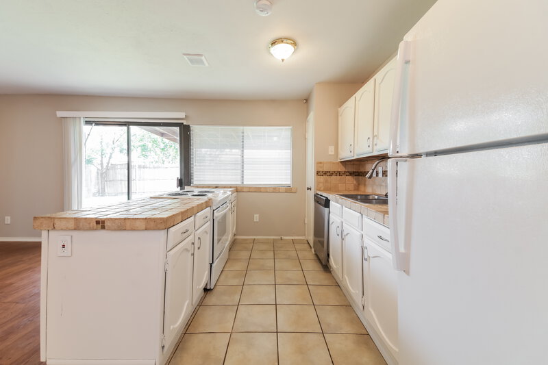 2,115/Mo, 6702 Blackberry Dr Arlington, TX 76016 Kitchen View 2