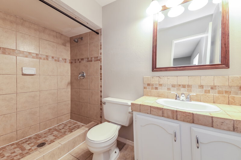 2,115/Mo, 6702 Blackberry Dr Arlington, TX 76016 Main Bathroom View