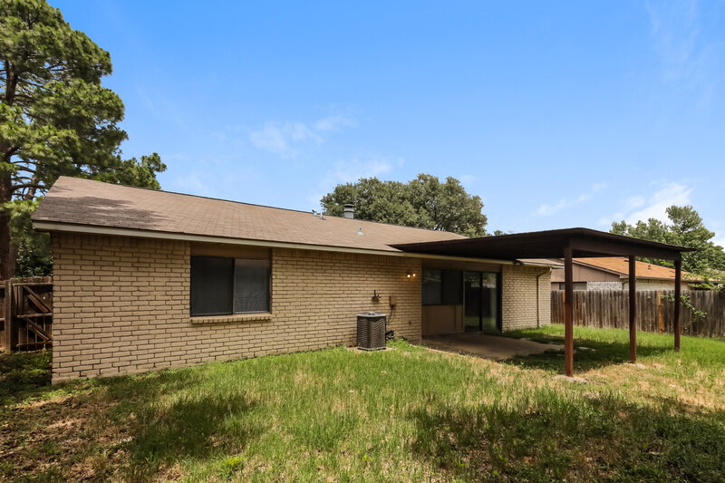 2,115/Mo, 6702 Blackberry Dr Arlington, TX 76016 Rear View