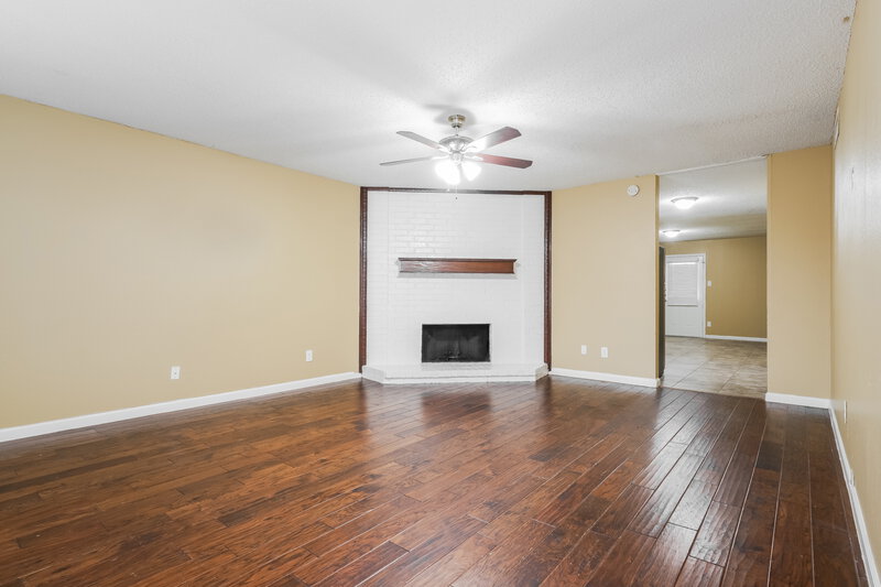 2,130/Mo, 4209 Glen Pines Dr Arlington, TX 76016 Living Room View