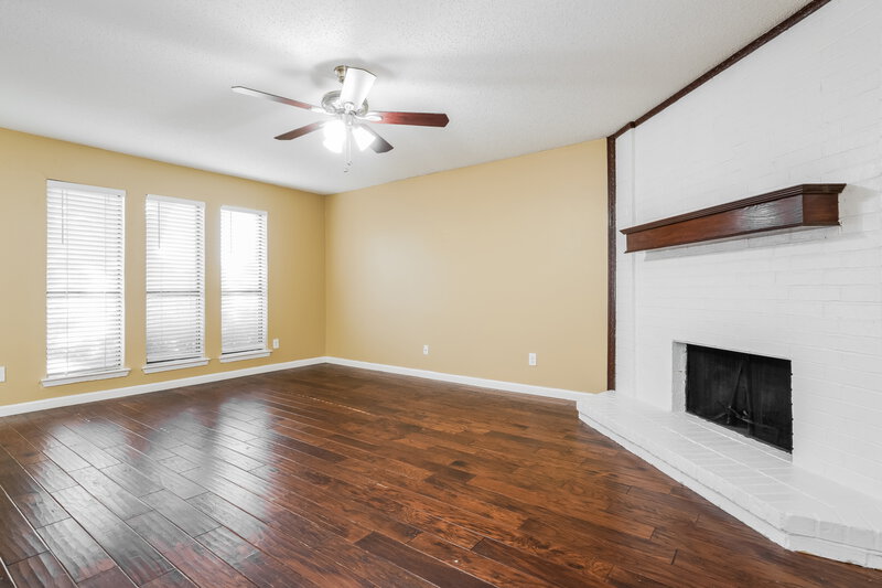 2,130/Mo, 4209 Glen Pines Dr Arlington, TX 76016 Living Room View 2