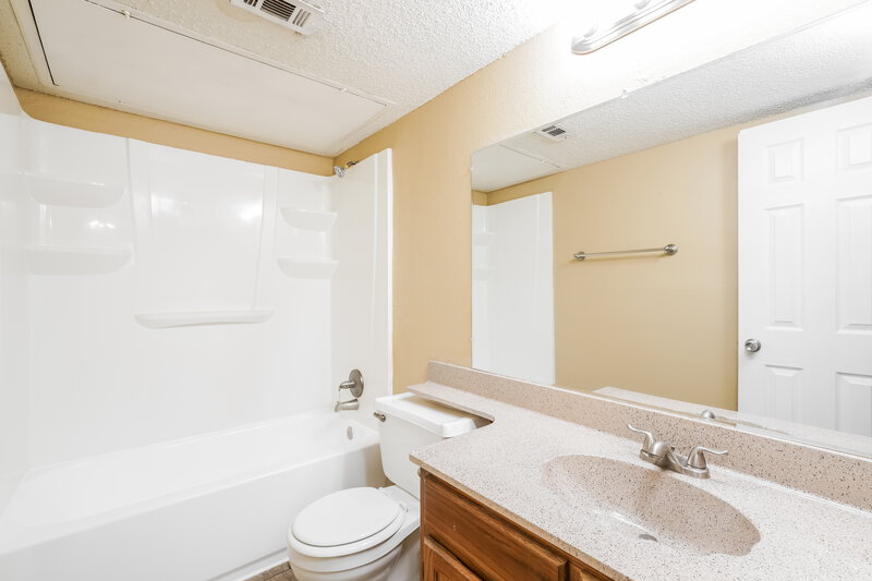 2,130/Mo, 4209 Glen Pines Dr Arlington, TX 76016 Main Bathroom View