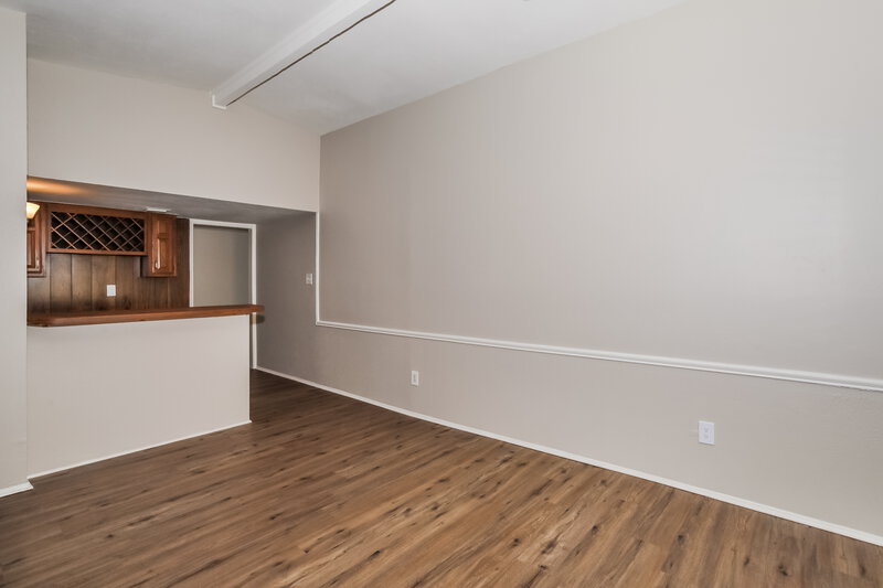 0/Mo, 6502 Forestview Dr Arlington, TX 76016 Living Room View 2