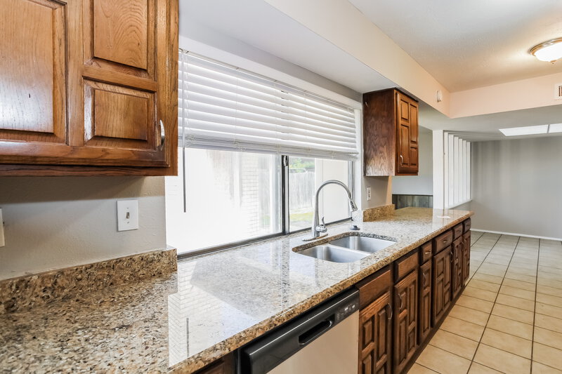 0/Mo, 6502 Forestview Dr Arlington, TX 76016 Kitchen View 2