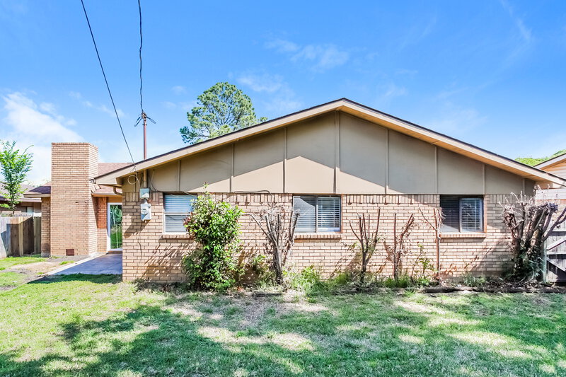 0/Mo, 6502 Forestview Dr Arlington, TX 76016 Rear View