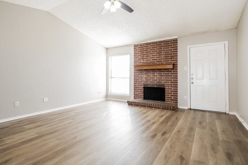 2,180/Mo, 4219 Glen Hollow Circle Arlington, TX 76016 Living Room View 2