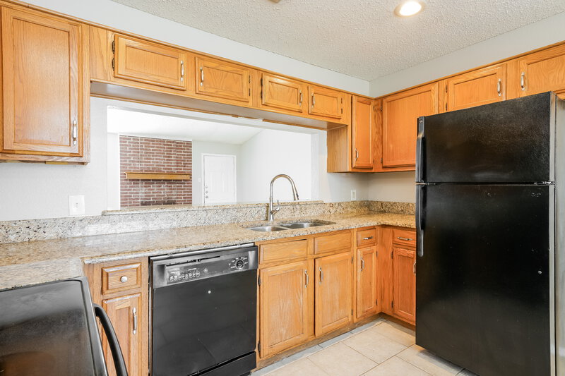 2,180/Mo, 4219 Glen Hollow Circle Arlington, TX 76016 Kitchen View 2