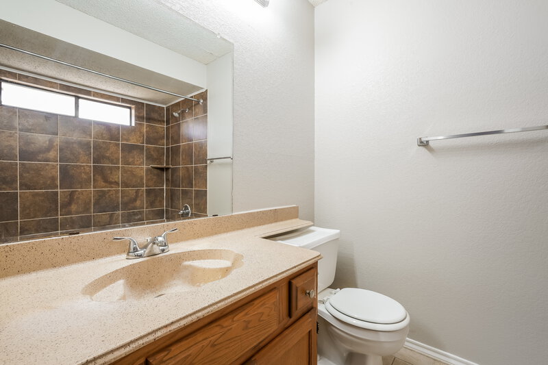 2,180/Mo, 4219 Glen Hollow Circle Arlington, TX 76016 Main Bathroom View