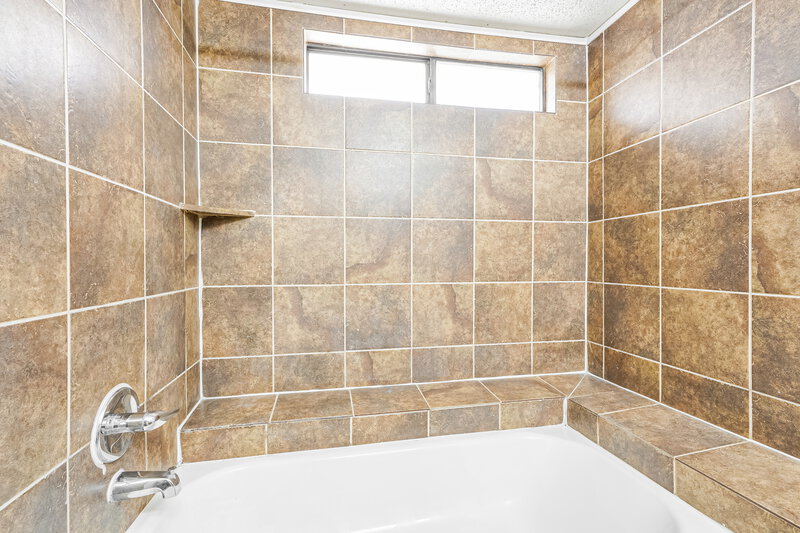 2,180/Mo, 4219 Glen Hollow Circle Arlington, TX 76016 Main Bathroom View 2