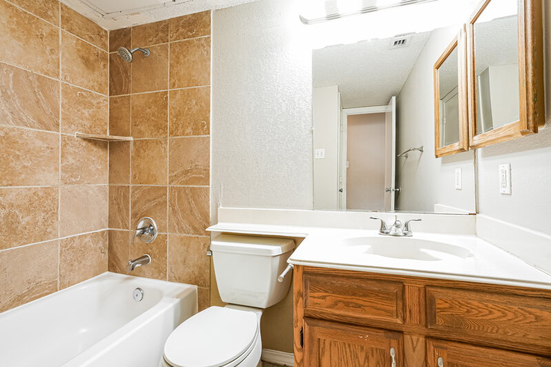 2,180/Mo, 4219 Glen Hollow Circle Arlington, TX 76016 Bathroom View