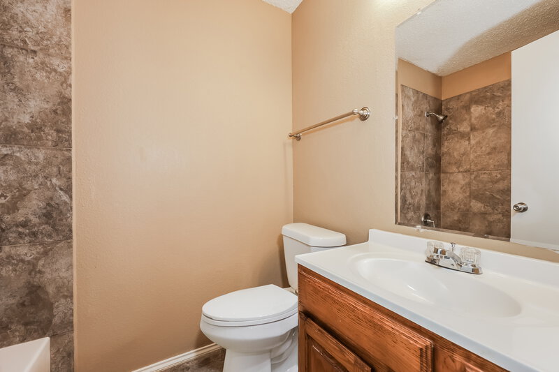 1,925/Mo, 5020 Stage West Dr Arlington, TX 76017 Main Bathroom View