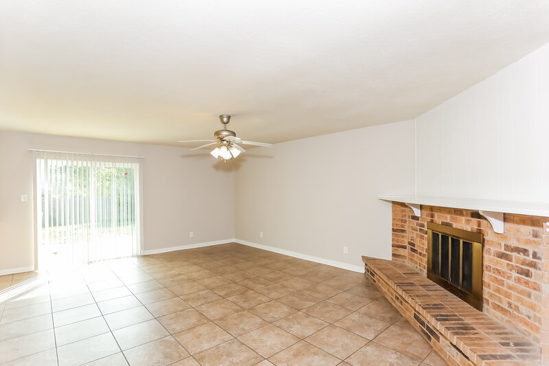 2,115/Mo, 702 Netherland Pl Arlington, TX 76017 Living Room View 2