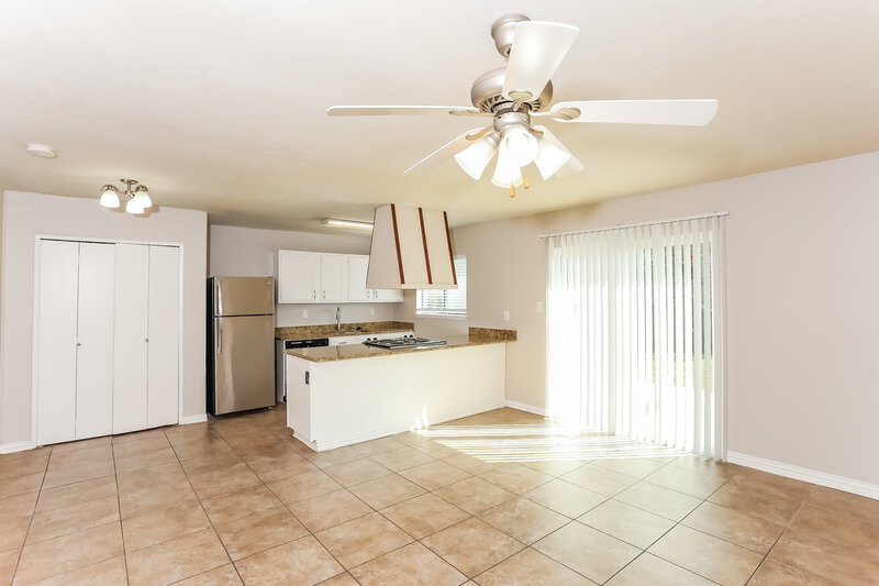 2,115/Mo, 702 Netherland Pl Arlington, TX 76017 Living Room View 3