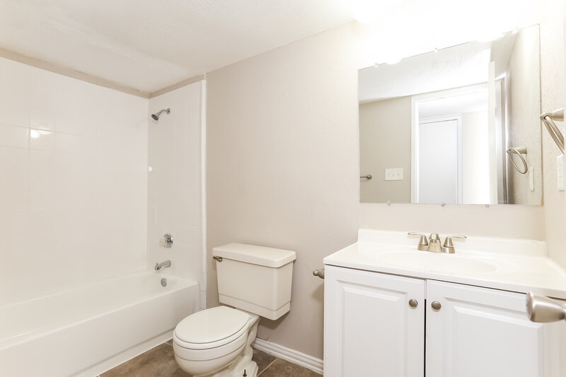 2,115/Mo, 702 Netherland Pl Arlington, TX 76017 Main Bathroom View