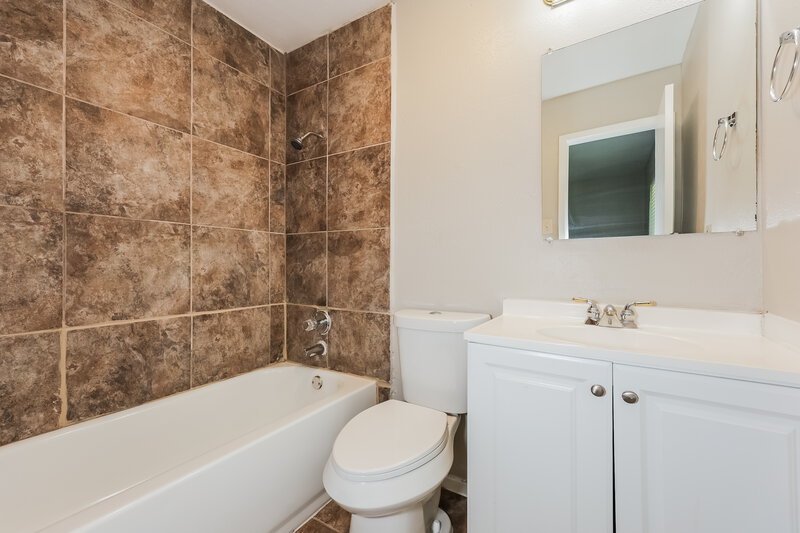 1,915/Mo, 801 Annapolis Dr Arlington, TX 76017 Main Bathroom View