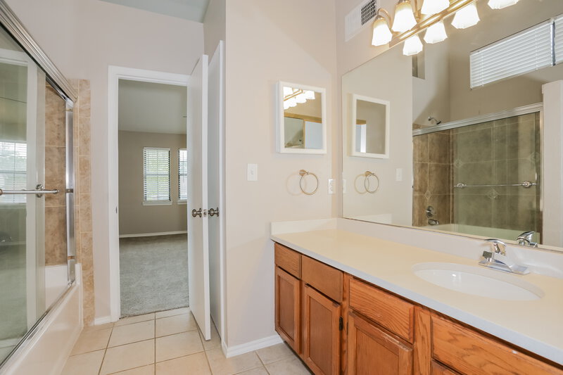 1,935/Mo, 4816 Hollow Tree Dr Arlington, TX 76018 Main Bathroom View