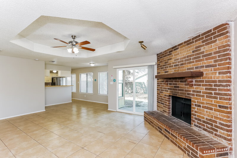 1,955/Mo, 221 Myrtle Dr Arlington, TX 76018 Living Room View 2