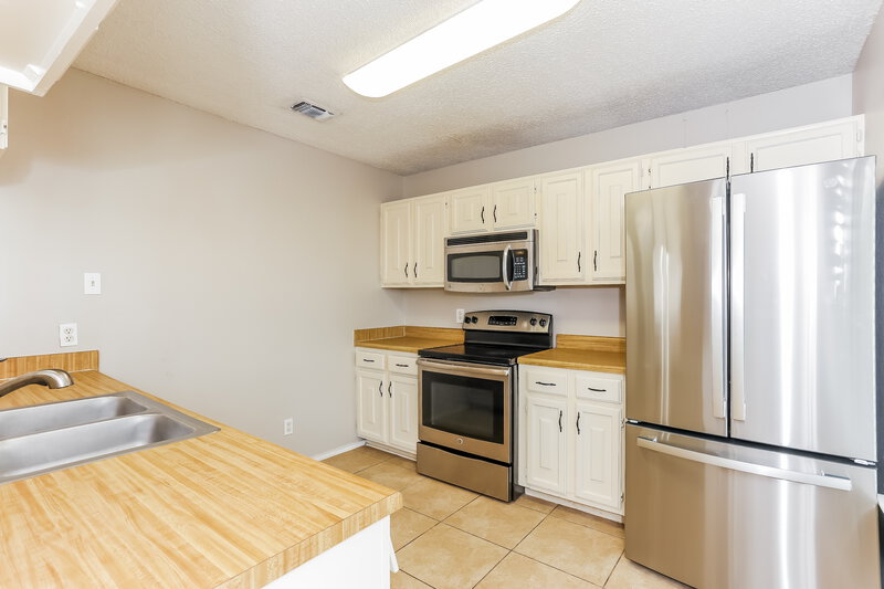 1,955/Mo, 221 Myrtle Dr Arlington, TX 76018 Kitchen View