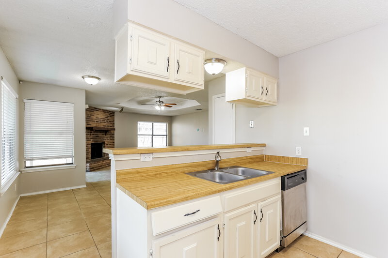 1,955/Mo, 221 Myrtle Dr Arlington, TX 76018 Kitchen View 2