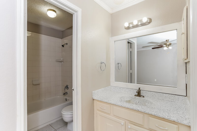 1,955/Mo, 221 Myrtle Dr Arlington, TX 76018 Main Bathroom View