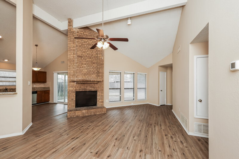1,990/Mo, 406 Kalmia Dr Arlington, TX 76018 Living Room View