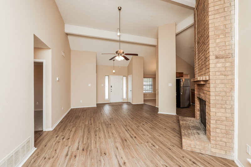 1,990/Mo, 406 Kalmia Dr Arlington, TX 76018 Living Room View 2