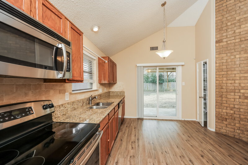 1,990/Mo, 406 Kalmia Dr Arlington, TX 76018 Kitchen View 2