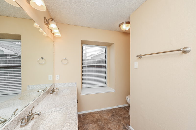 1,990/Mo, 406 Kalmia Dr Arlington, TX 76018 Main Bathroom View