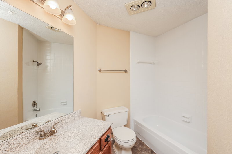 1,990/Mo, 406 Kalmia Dr Arlington, TX 76018 Bathroom View