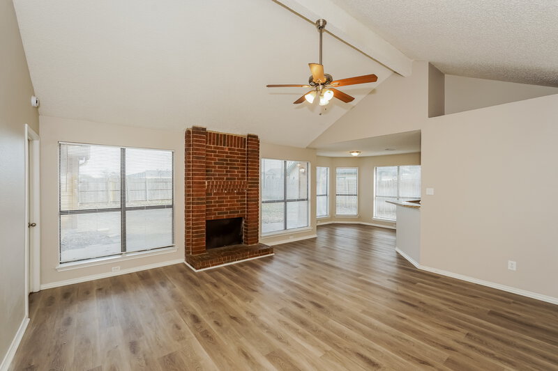 1,995/Mo, 1505 Glenwillow Dr Arlington, TX 76018 Living Room View