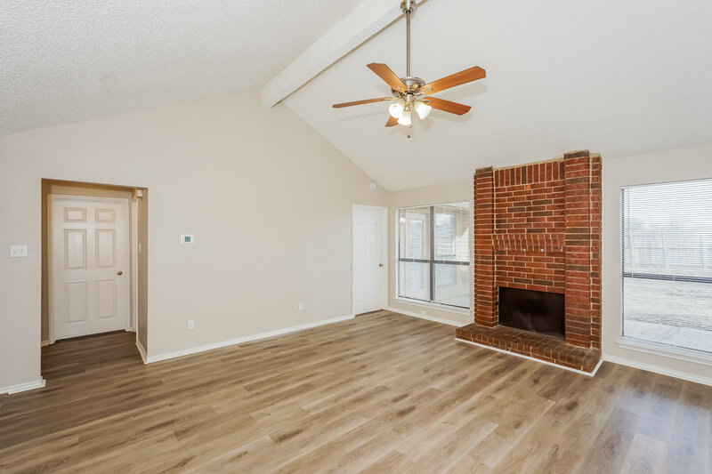 1,995/Mo, 1505 Glenwillow Dr Arlington, TX 76018 Living Room View 2