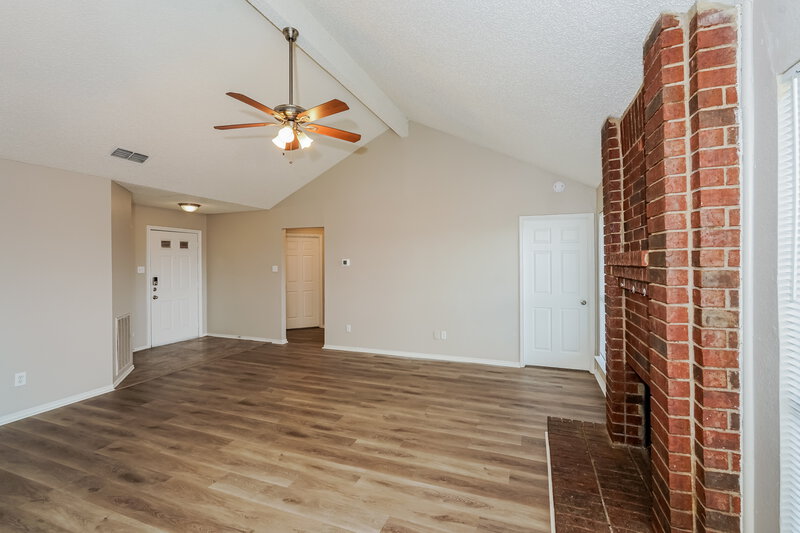 1,995/Mo, 1505 Glenwillow Dr Arlington, TX 76018 Living Room View 3
