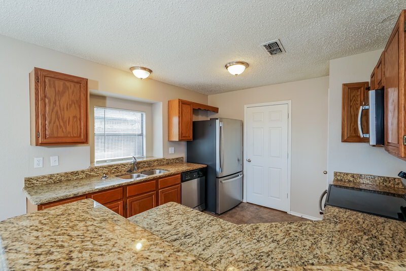 1,995/Mo, 1505 Glenwillow Dr Arlington, TX 76018 Kitchen View