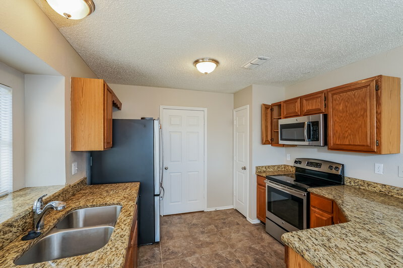 1,995/Mo, 1505 Glenwillow Dr Arlington, TX 76018 Kitchen View 2