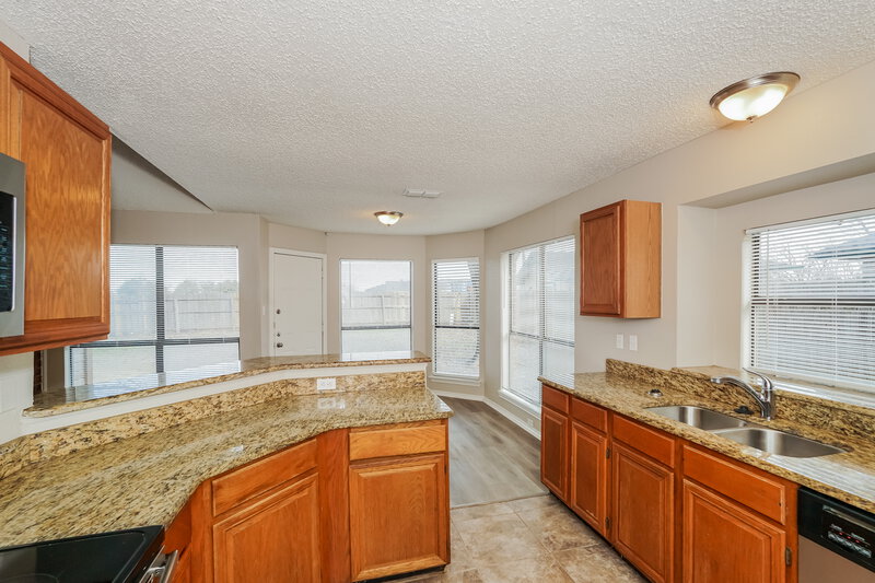 1,995/Mo, 1505 Glenwillow Dr Arlington, TX 76018 Kitchen View 3