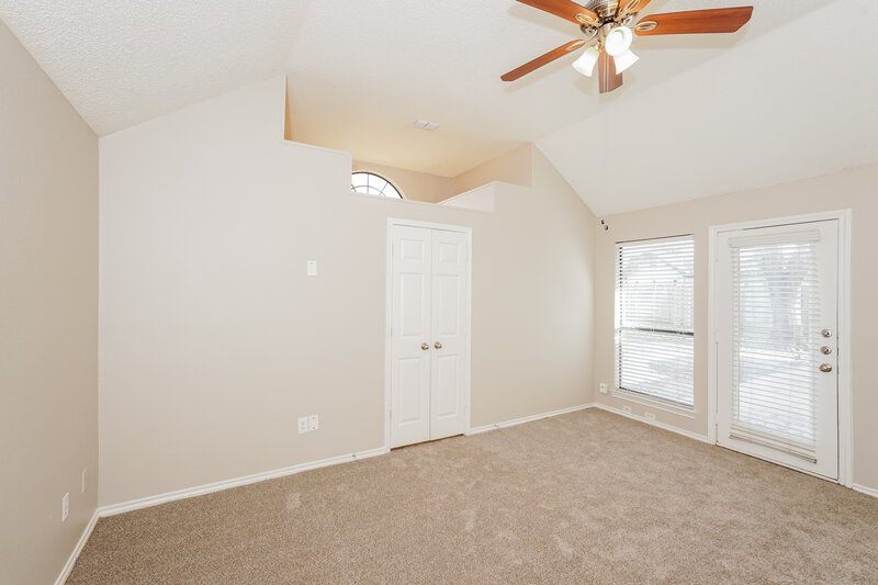 1,995/Mo, 1505 Glenwillow Dr Arlington, TX 76018 Main Bedroom View 2