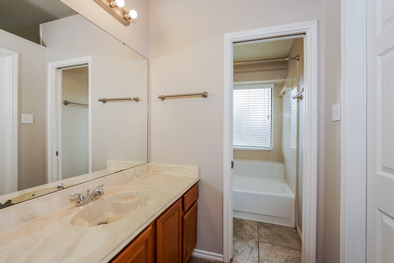 1,995/Mo, 1505 Glenwillow Dr Arlington, TX 76018 Main Bathroom View