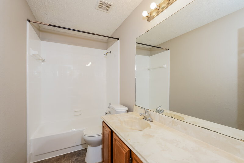 1,995/Mo, 1505 Glenwillow Dr Arlington, TX 76018 Bathroom View