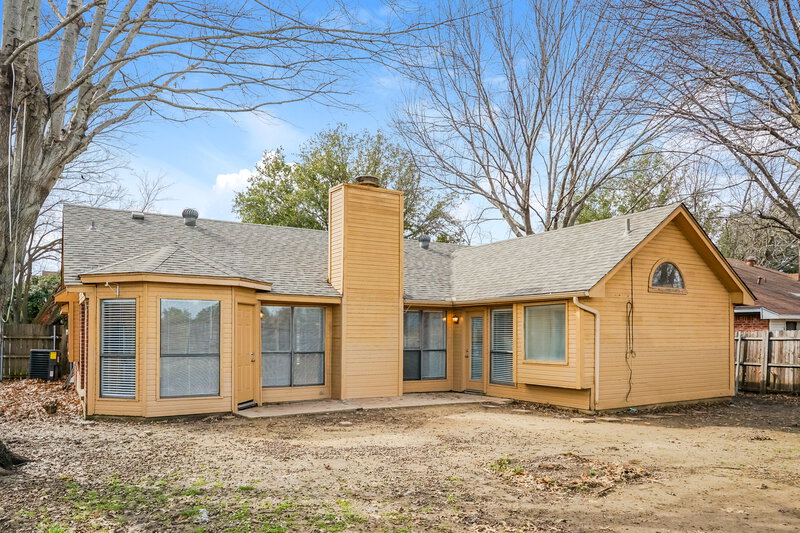 1,995/Mo, 1505 Glenwillow Dr Arlington, TX 76018 Rear View