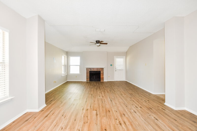 2,035/Mo, 1715 Duster Circle Arlington, TX 76018 Living Room View 2