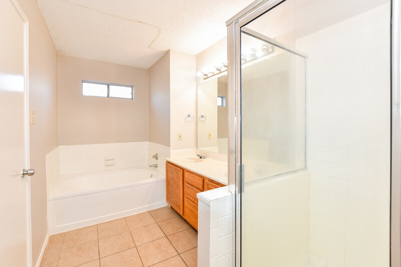 2,035/Mo, 1715 Duster Circle Arlington, TX 76018 Main Bathroom View