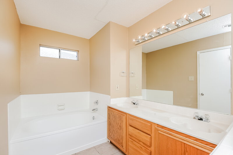 2,035/Mo, 1715 Duster Circle Arlington, TX 76018 Master Bathroom View