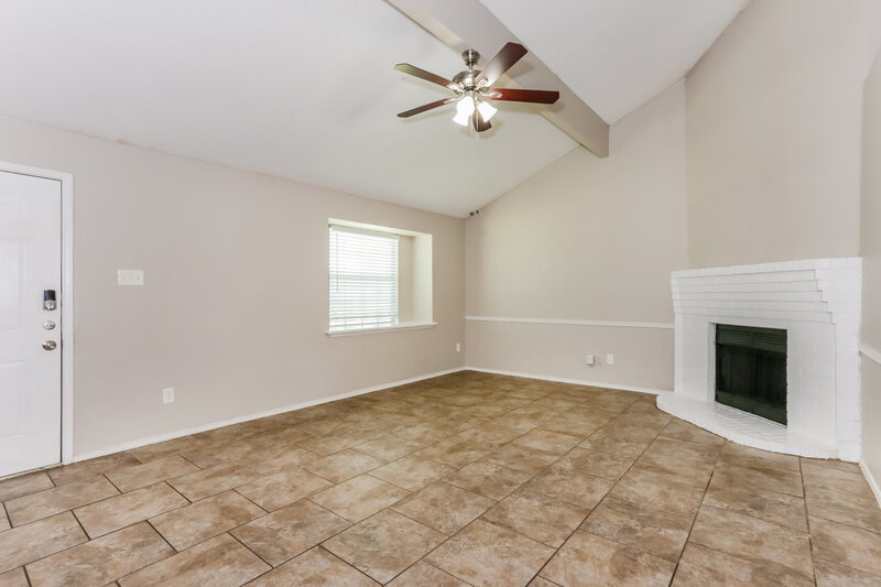 2,280/Mo, 5532 Four Winds Dr Arlington, TX 76018 Living Room View