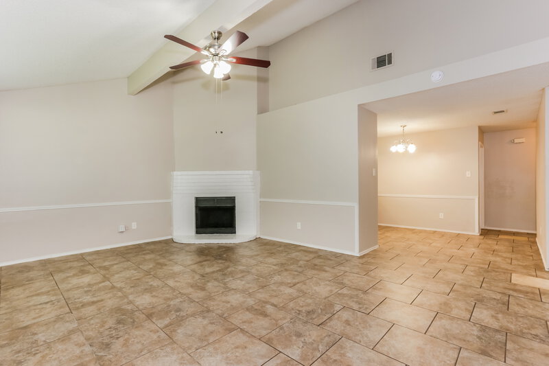 2,280/Mo, 5532 Four Winds Dr Arlington, TX 76018 Living Room View 2