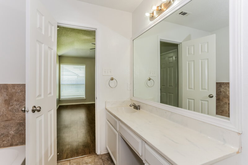 2,280/Mo, 5532 Four Winds Dr Arlington, TX 76018 Main Bathroom View 2