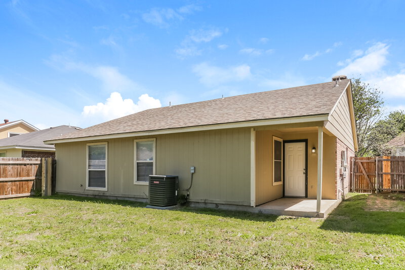 2,280/Mo, 5532 Four Winds Dr Arlington, TX 76018 Rear View