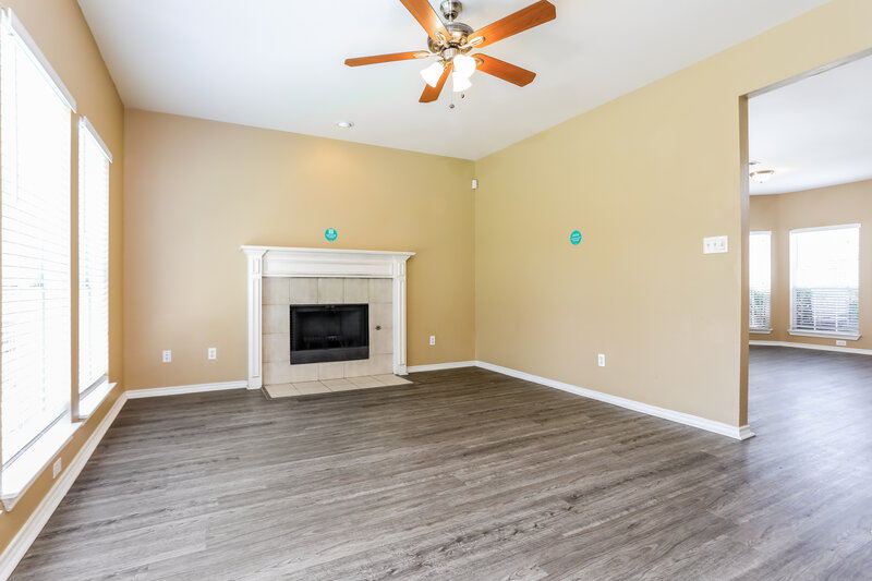 2,630/Mo, 5709 Creekhollow Dr Arlington, TX 76018 Living Room View 2