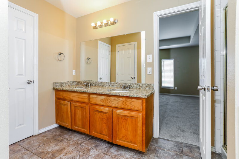 2,630/Mo, 5709 Creekhollow Dr Arlington, TX 76018 Main Bathroom View