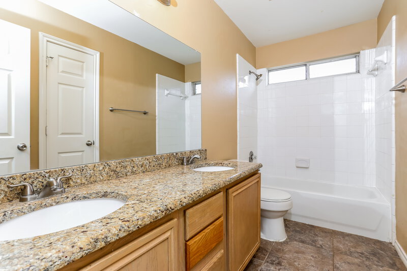 2,630/Mo, 5709 Creekhollow Dr Arlington, TX 76018 Bathroom View
